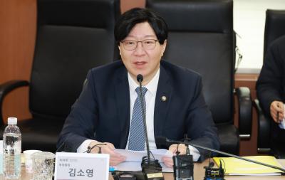 Vice Chairman holds meeting on upgrading rules on corporate mergers and acquisitions thumbnail
