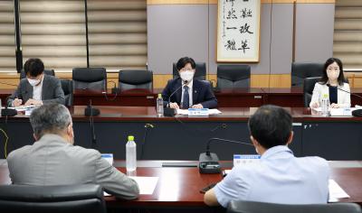 Vice Chairman holds talks with group of market experts thumbnail