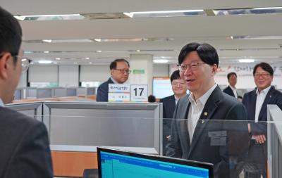 Vice Chairman visits inclusive finance support center and holds talks on small-sum living expense loan program thumbnail