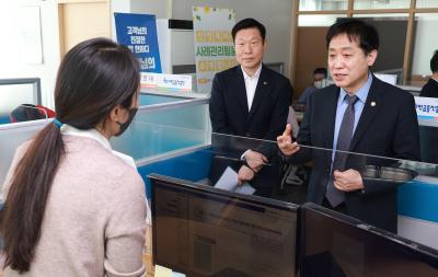 FSC Chairman visits inclusive finance support center to check implementation of new microloan program for vulnerable borrowers thumbnail