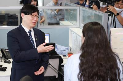 Vice Chairman visits call center of special youth savings program thumbnail