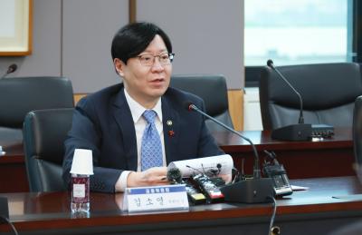Vice Chairman holds meeting on ways to improve the competitiveness of publicly offered funds thumbnail