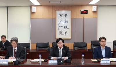 Vice Chairman holds a meeting on upgrading rules on listed companies' treasury stocks thumbnail