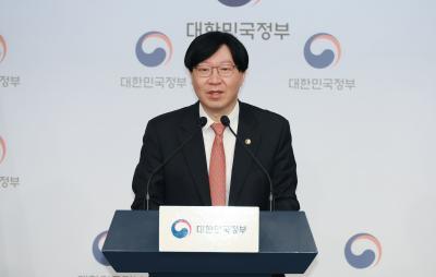 Vice Chairman holds a media briefing on the Corporate Value-up Program thumbnail